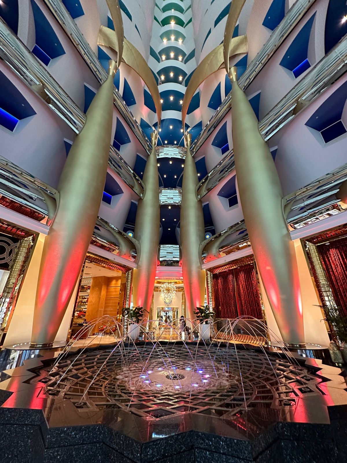 最終日は全室スイートルームしかないというブルジュアルアラブに宿泊。ドバイで...