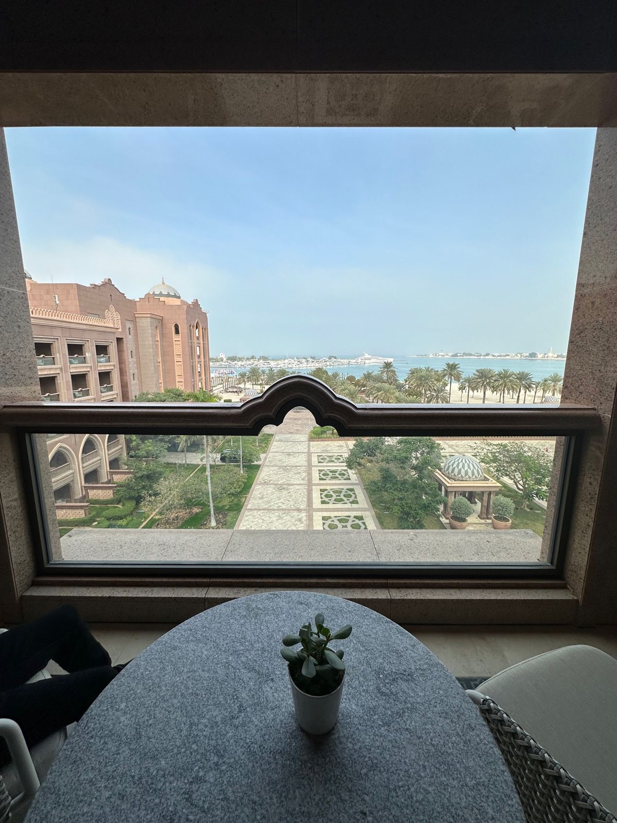 アブダビまでウーバー
1.5万ぐらい、90分で到着。同じ国なのでパスポート...