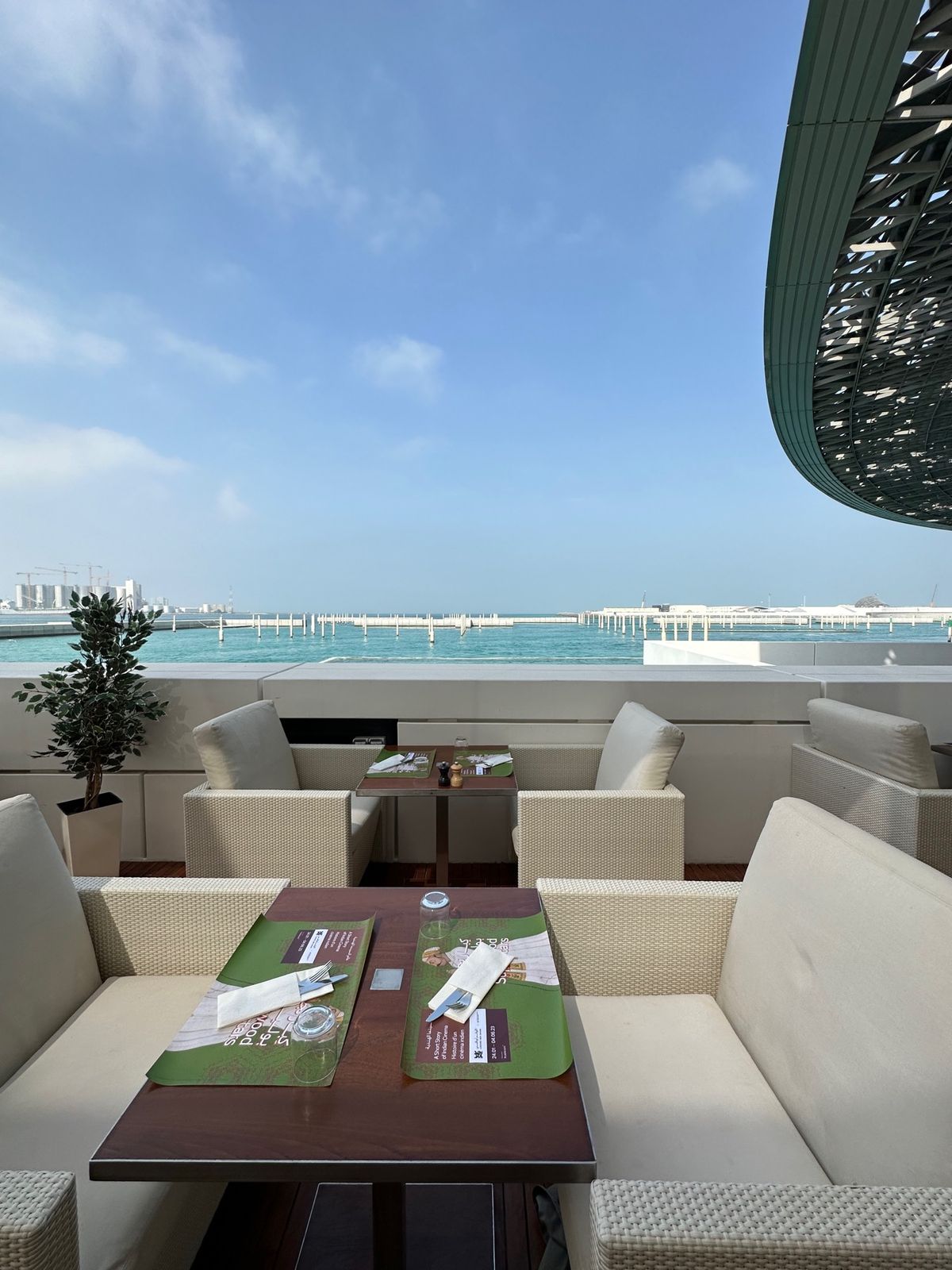 ルーブルアブダビへ
建物が無駄にお金がかかっていて面白い