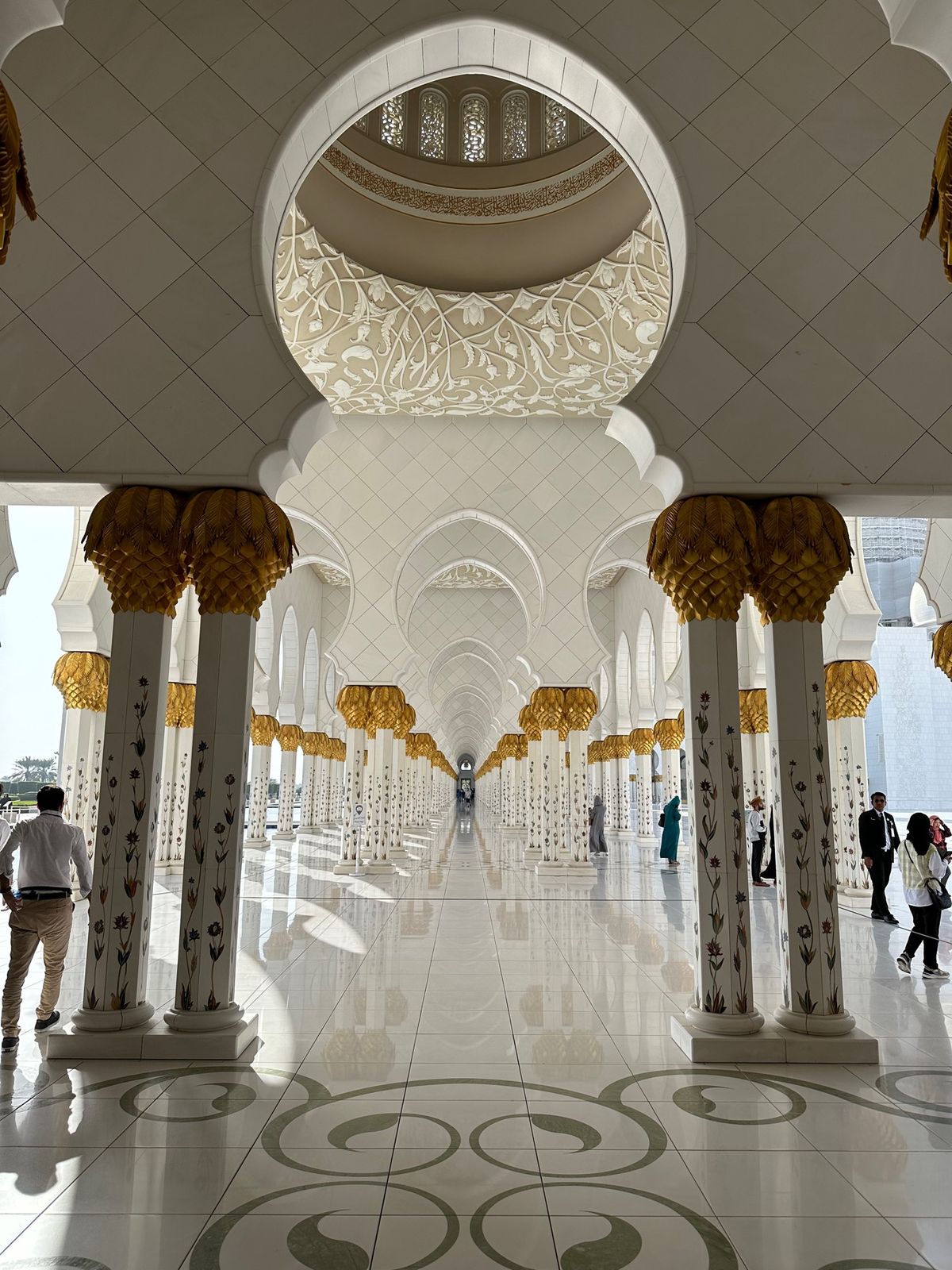 シェイク ザイード グランドモスクという巨大なモスクを見学。
とにかくデカ...