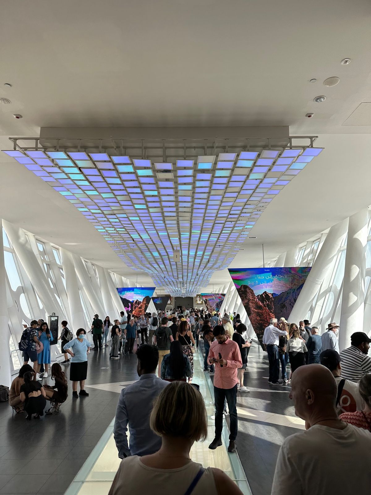 ウーバーで15分ぐらいかけてドバイフレームへ
ブルジュハリファの方が高いの...