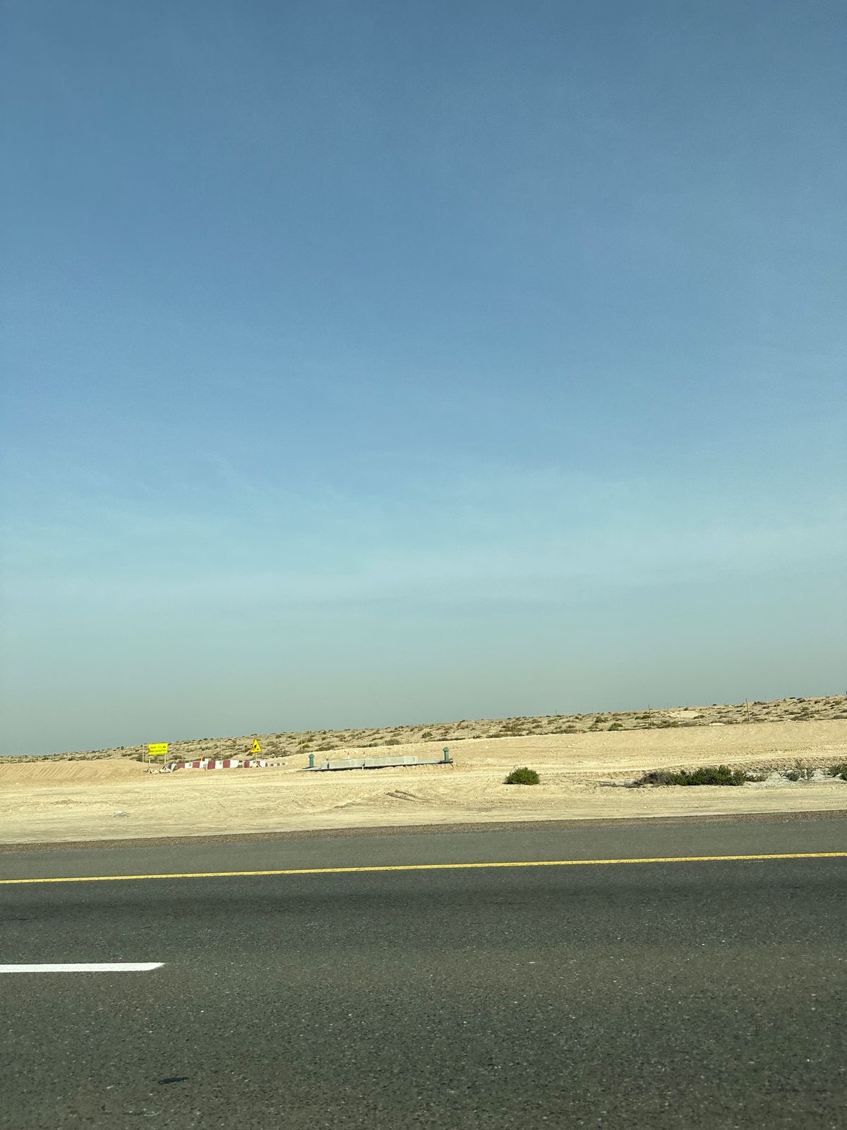 アブダビまでウーバー
1.5万ぐらい、90分で到着。同じ国なのでパスポート...