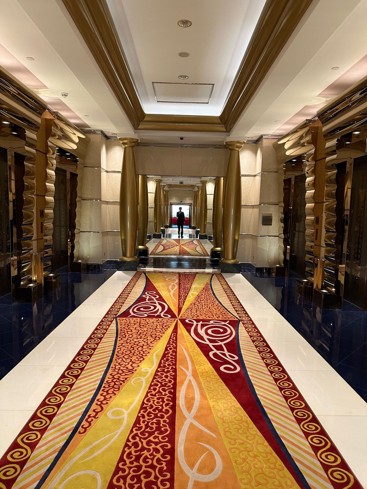 最終日は全室スイートルームしかないというブルジュアルアラブに宿泊。ドバイで...