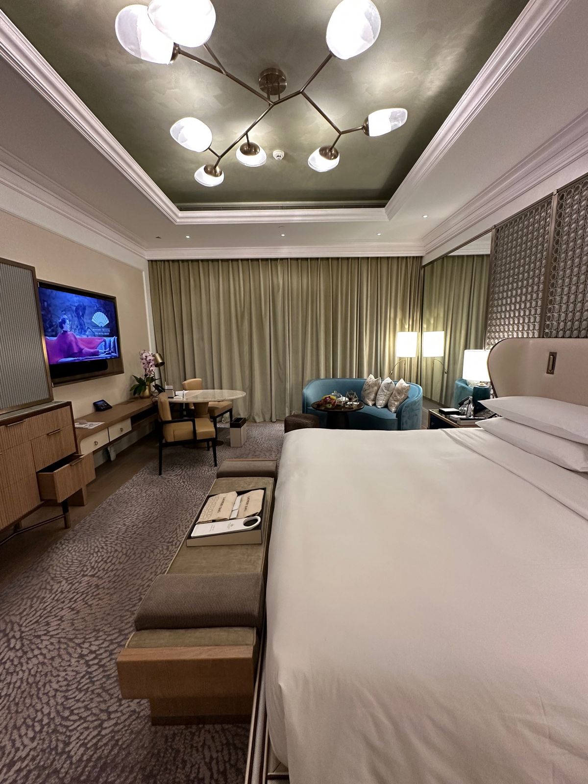 エミレーツパレスのお部屋
今日は王族になった気持ちで魔法の絨毯に乗る夢を見...