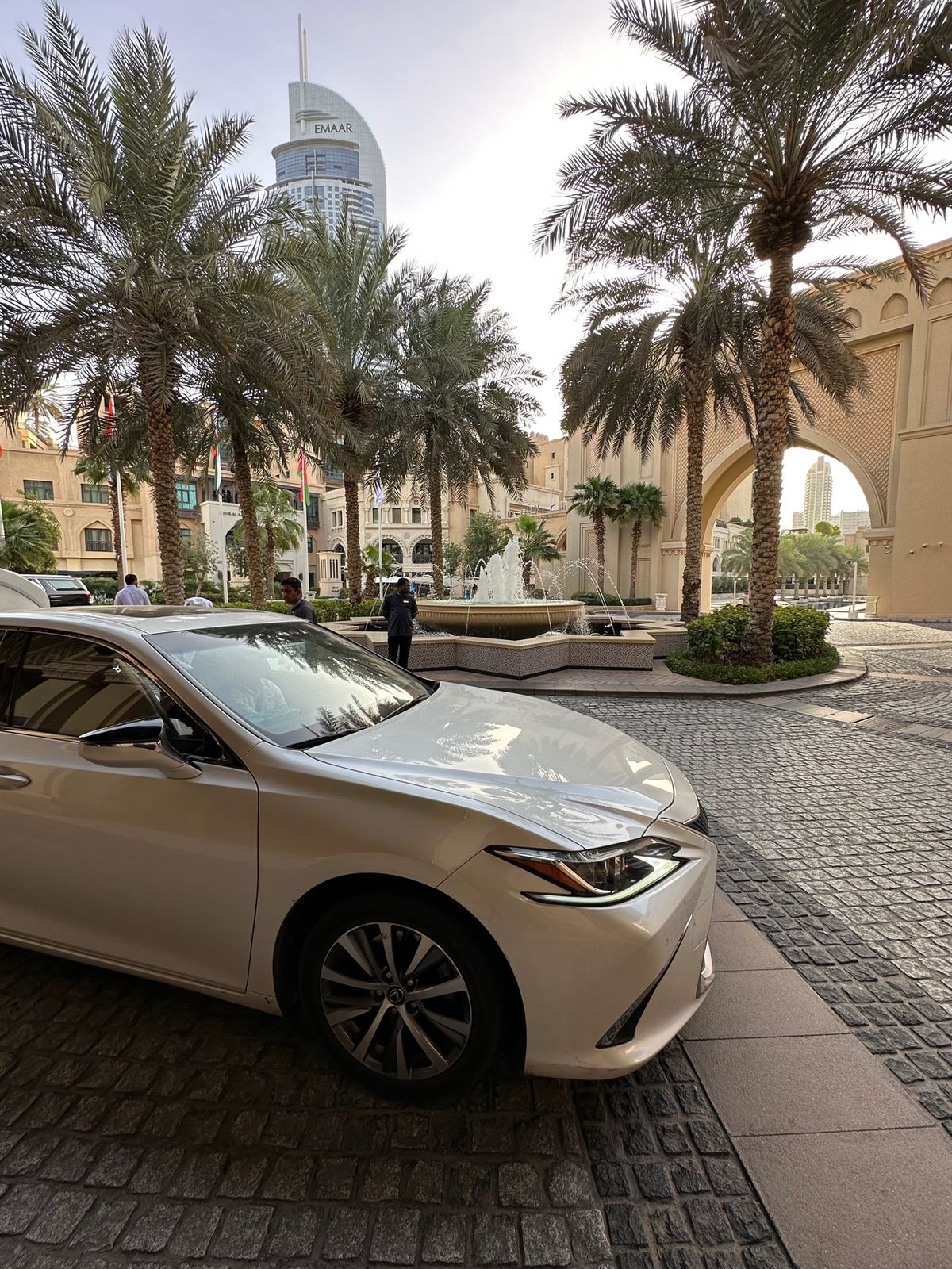 アブダビまでウーバー
1.5万ぐらい、90分で到着。同じ国なのでパスポート...