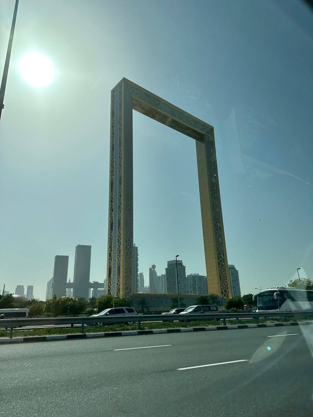 ウーバーで15分ぐらいかけてドバイフレームへ
ブルジュハリファの方が高いの...