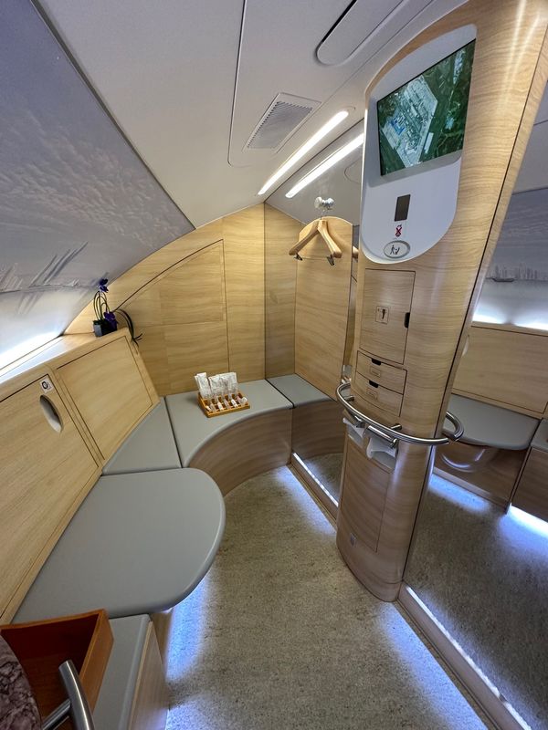 アラブ首長国連邦・ドバイ「ドバイで豪遊する旅」の写真：やたらと広いトイレ。シャワーまで浴びられ...