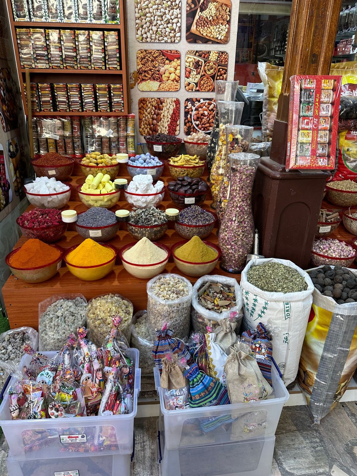 ゴールドや香辛料の路面店が立ち並ぶスークへ。
日本で言うアメ横のような場所...