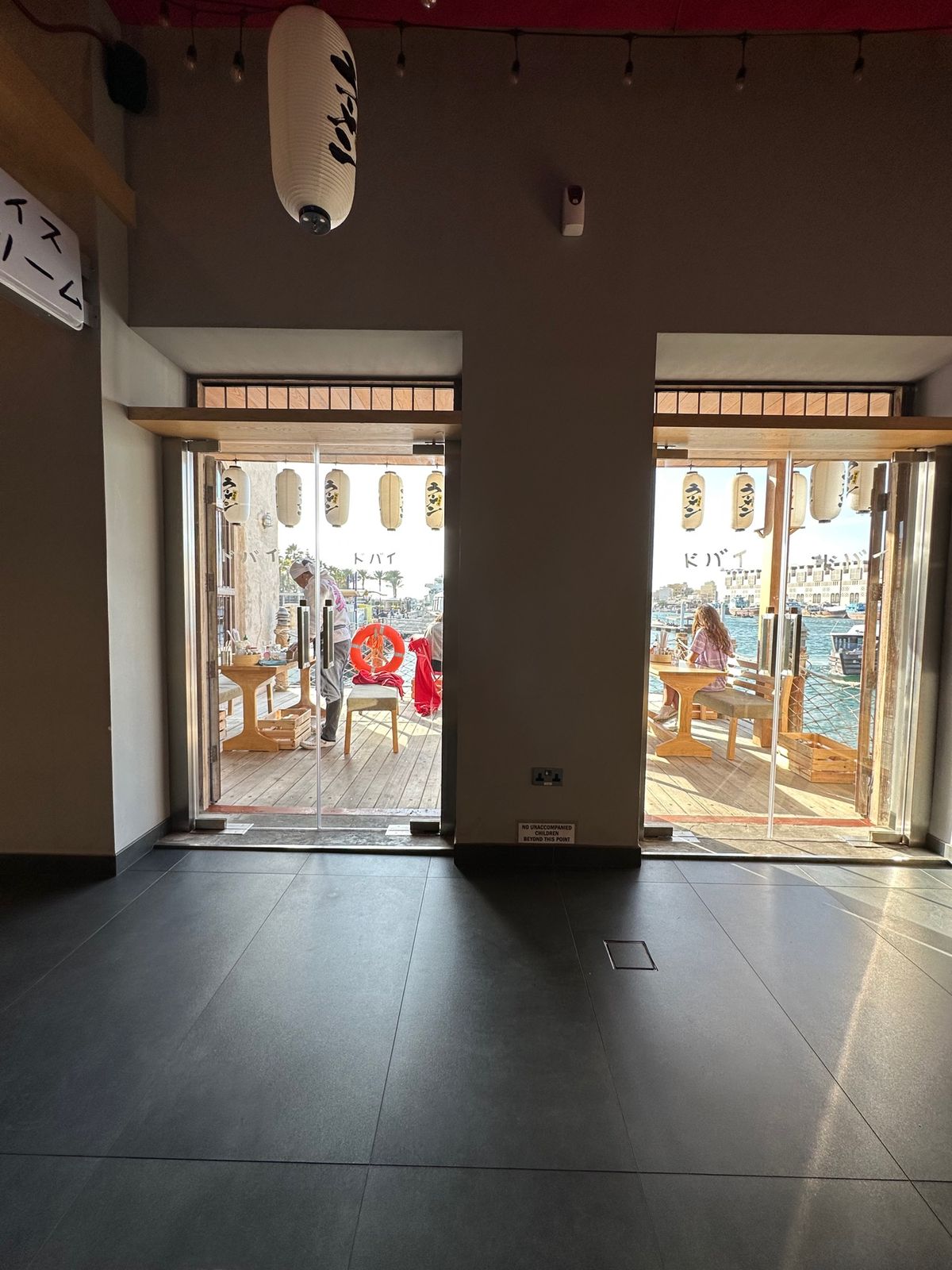 運河を越えたらジャパニーズレストランでトイレ休憩。注文しないと当然貸してく...