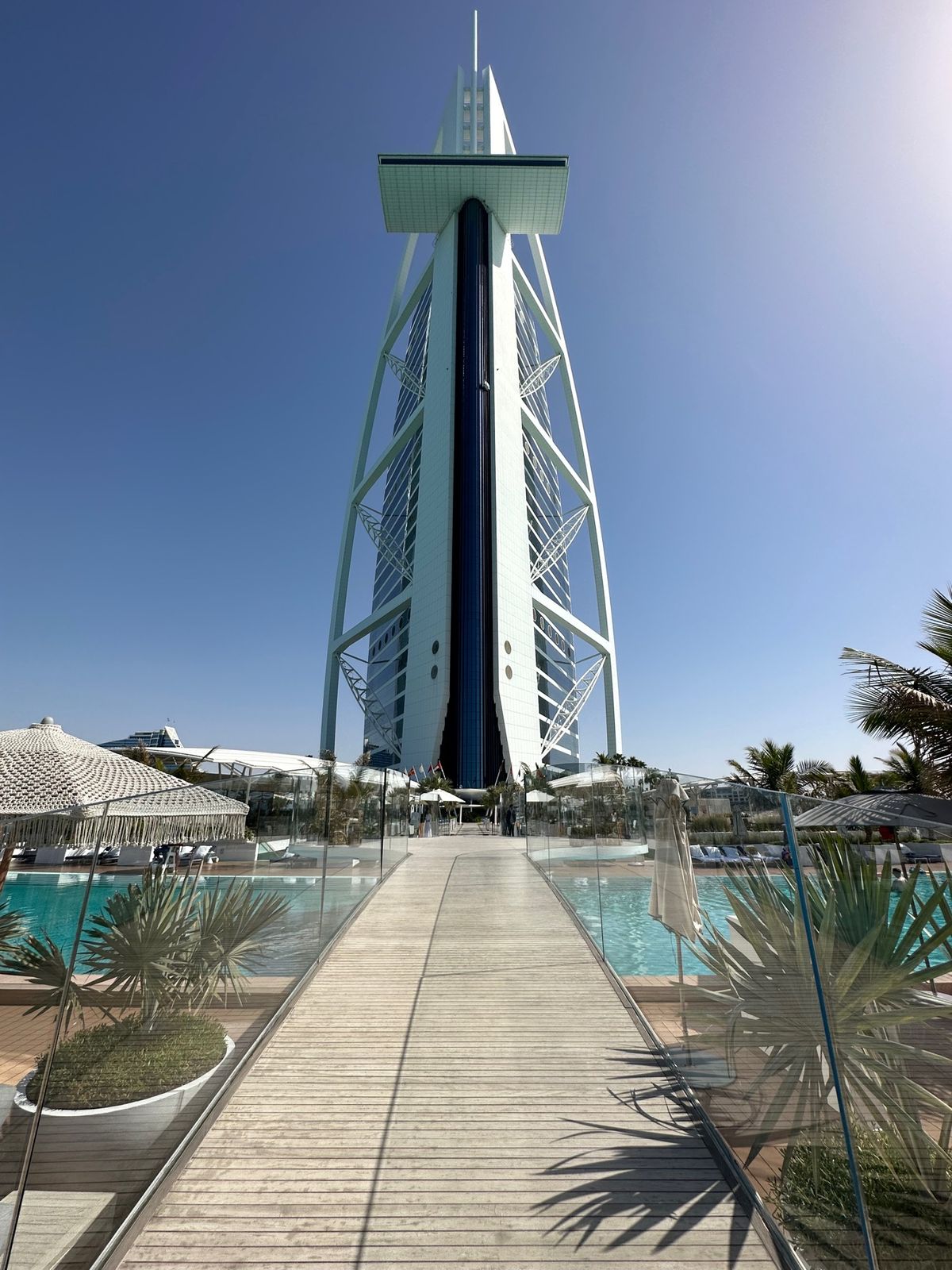 最終日は全室スイートルームしかないというブルジュアルアラブに宿泊。ドバイで...