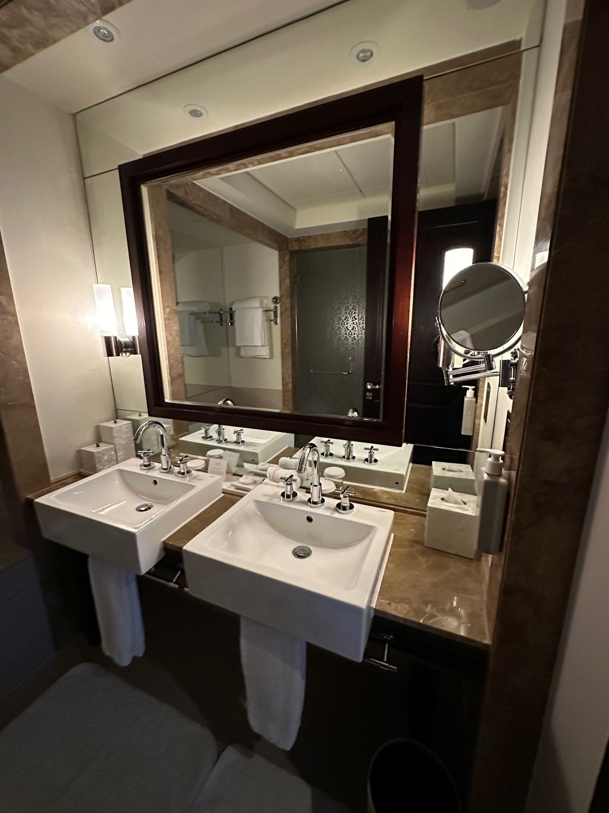 ホテル パレスダウンタウンへ
ベランダから噴水ショーを見ます