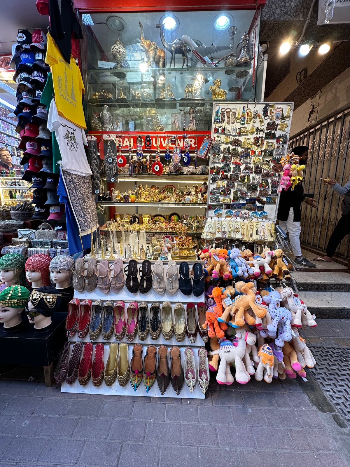 ゴールドや香辛料の路面店が立ち並ぶスークへ。
日本で言うアメ横のような場所...