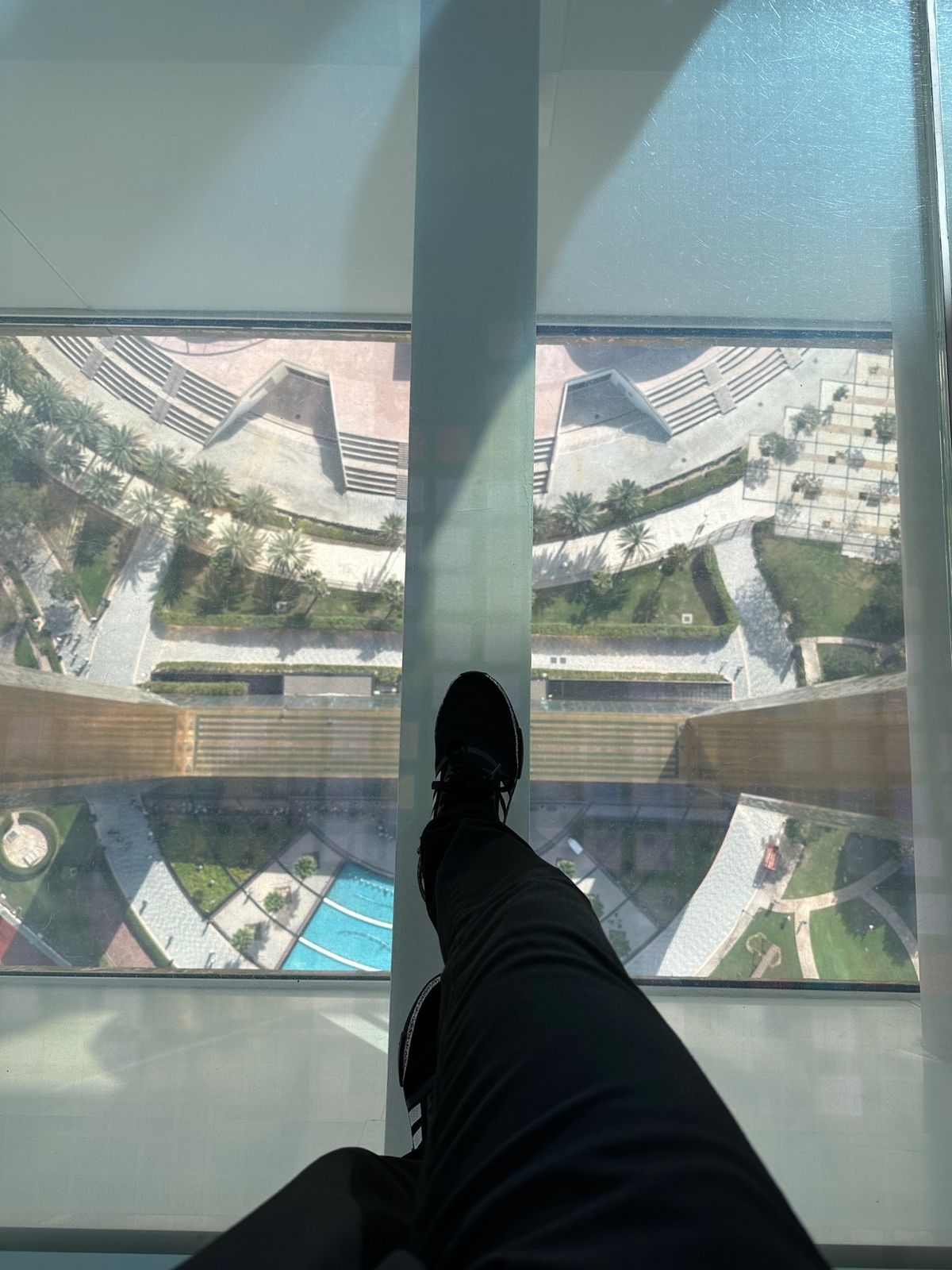 ウーバーで15分ぐらいかけてドバイフレームへ
ブルジュハリファの方が高いの...