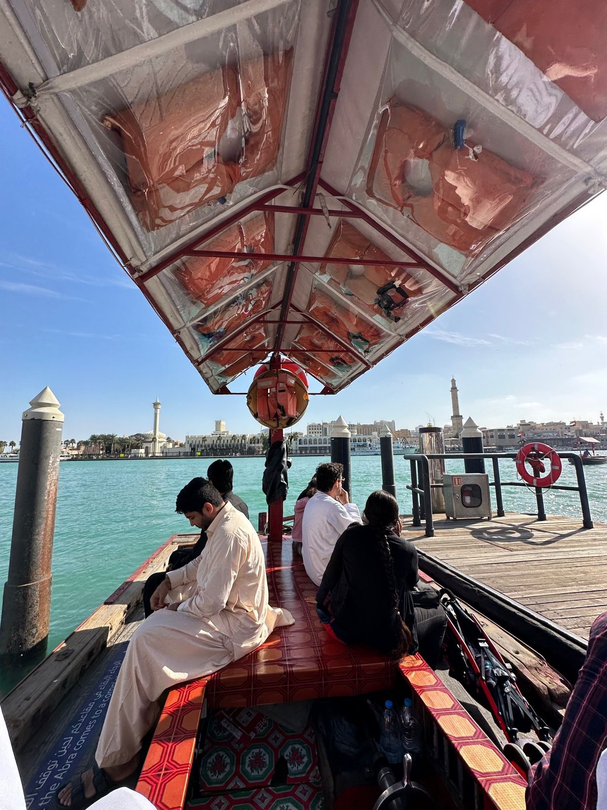 スークを見終えたら向こう岸に渡りたくなった。
船に1ディルハム40円で渡れ...