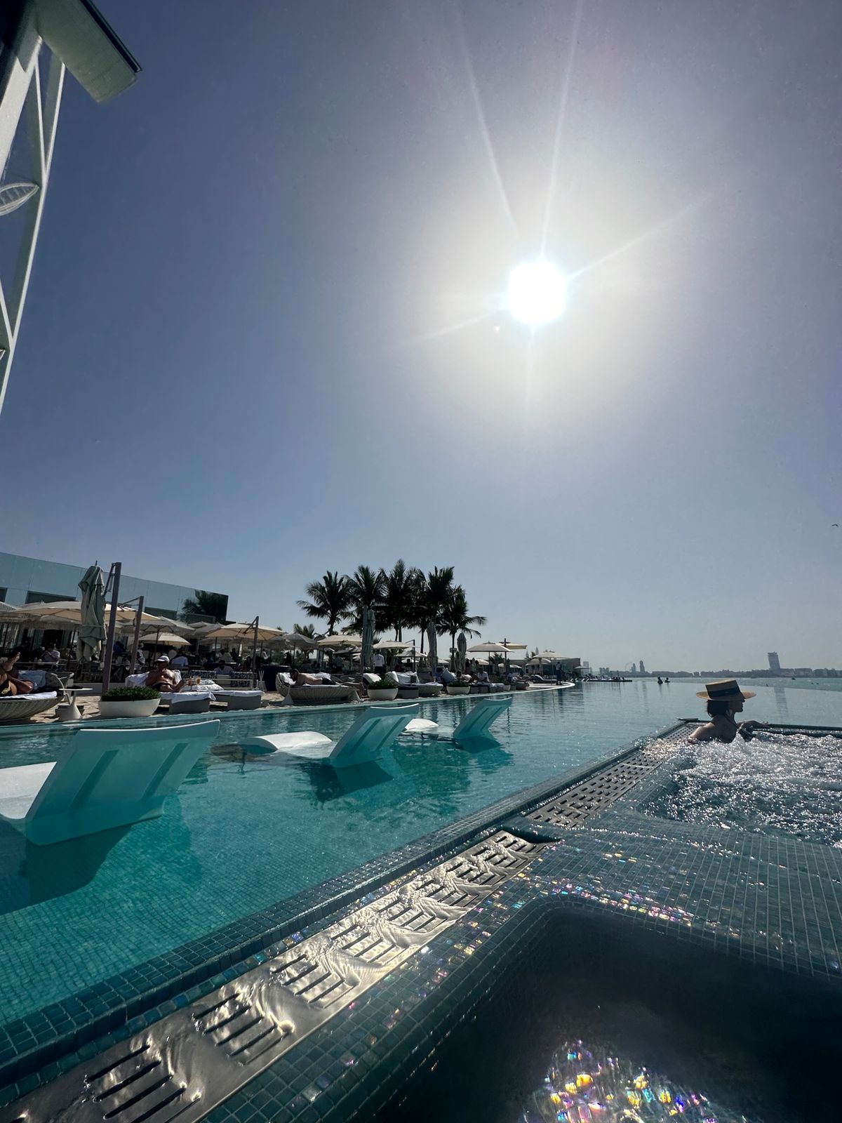 ブルジュアルアラブの屋外プールもすごかった。
海に面したインフィニティプー...