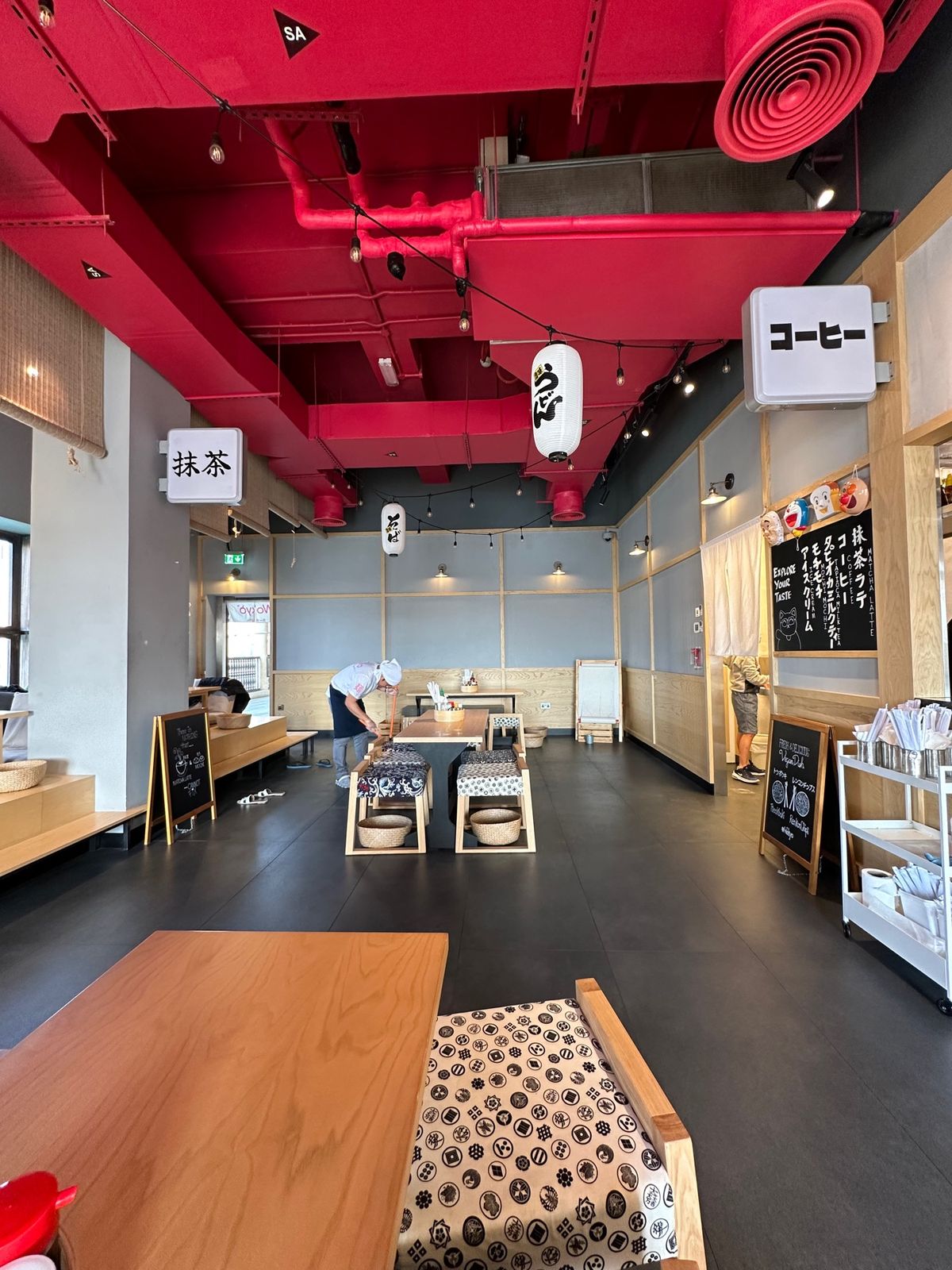 運河を越えたらジャパニーズレストランでトイレ休憩。注文しないと当然貸してく...