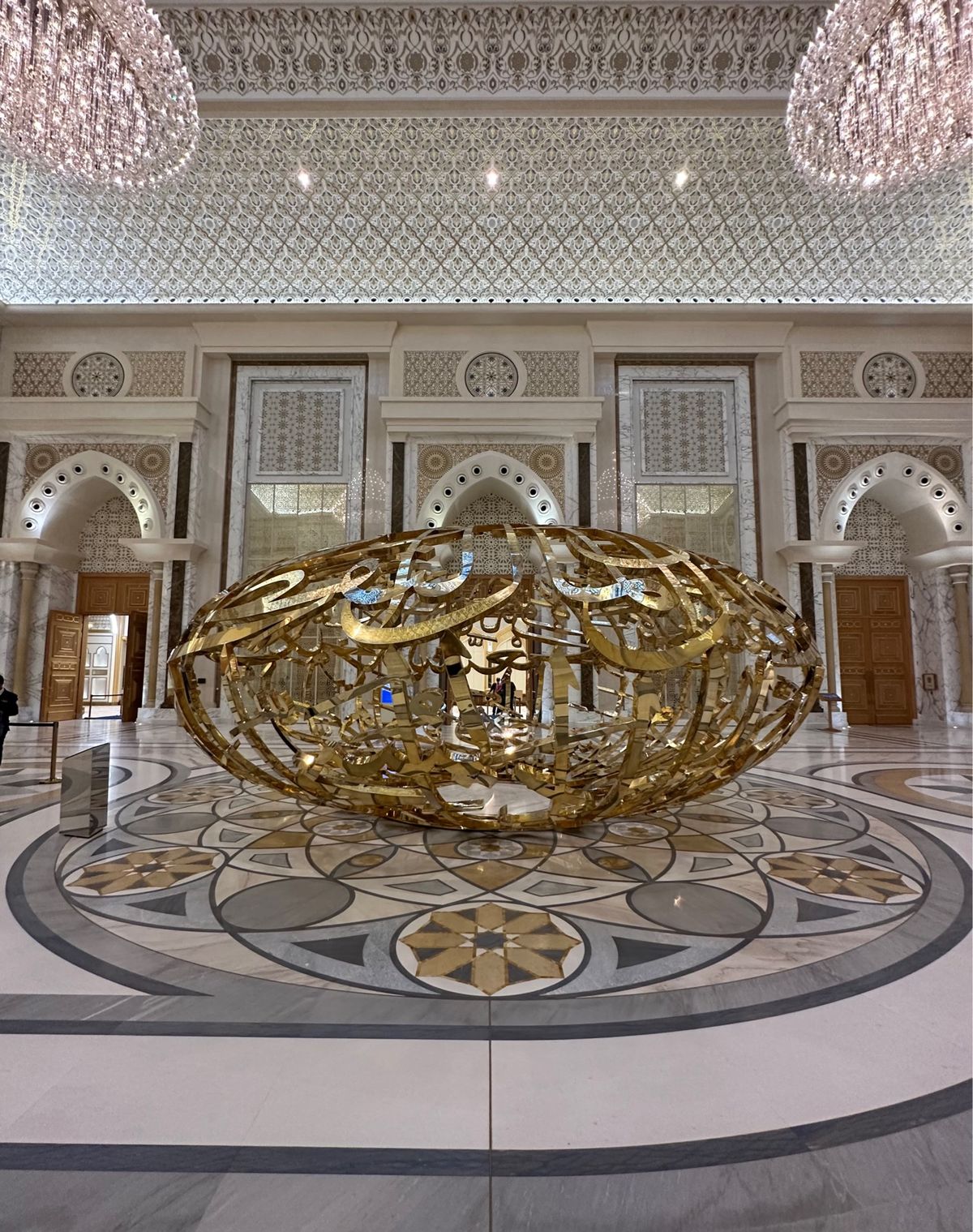 お次は大統領府のカスルアルラタンへ
ここでも、とにかく何もかもがデカいので...