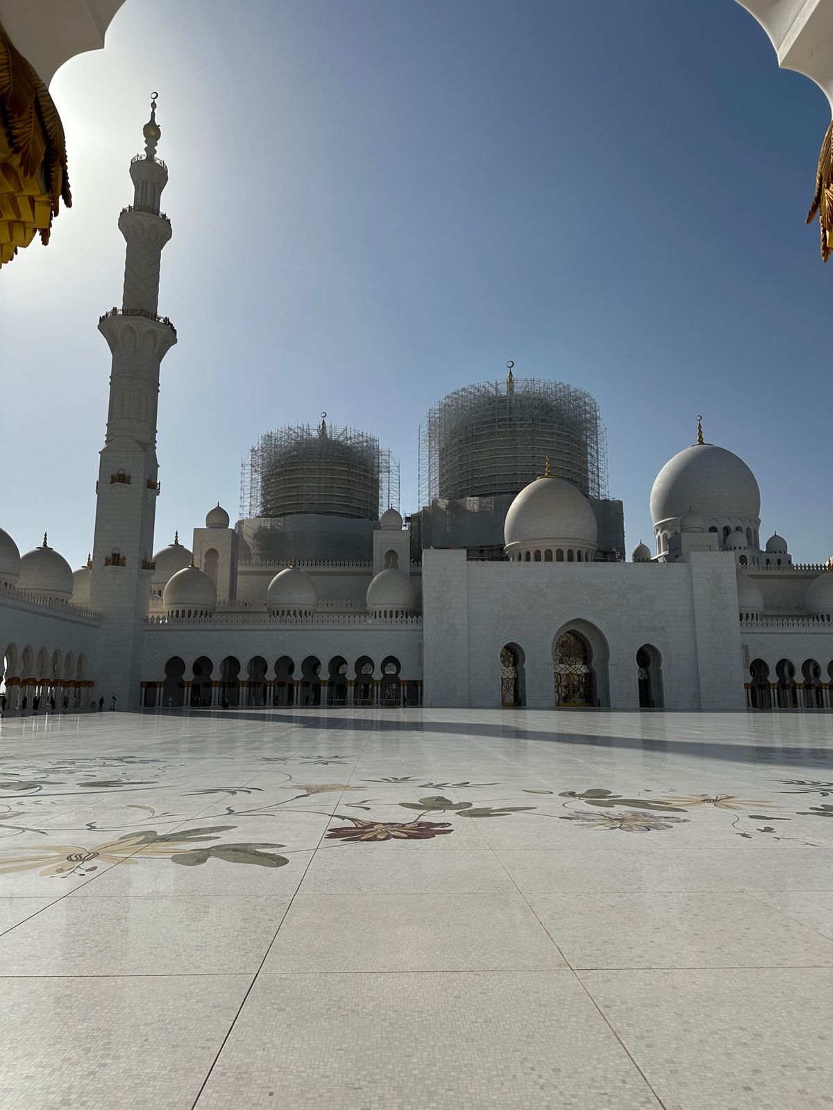 シェイク ザイード グランドモスクという巨大なモスクを見学。
とにかくデカ...