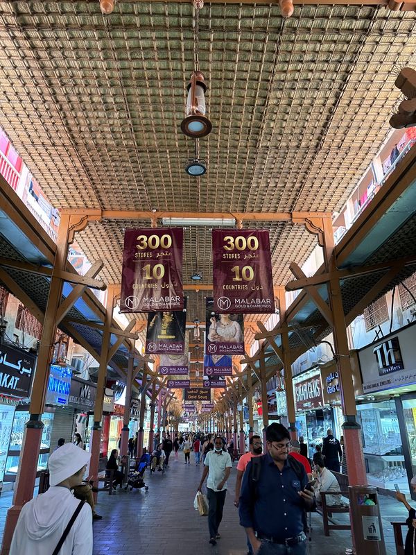 アラブ首長国連邦・ドバイ「ドバイで豪遊する旅」の写真：ゴールドや香辛料の路面店が立ち並ぶスーク...
