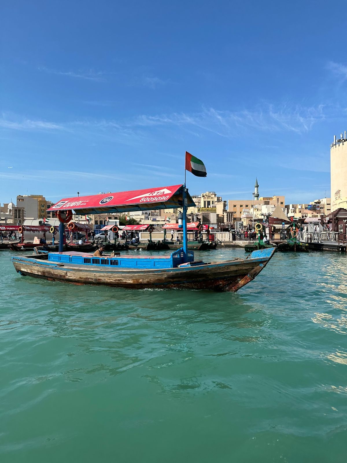 スークを見終えたら向こう岸に渡りたくなった。
船に1ディルハム40円で渡れ...