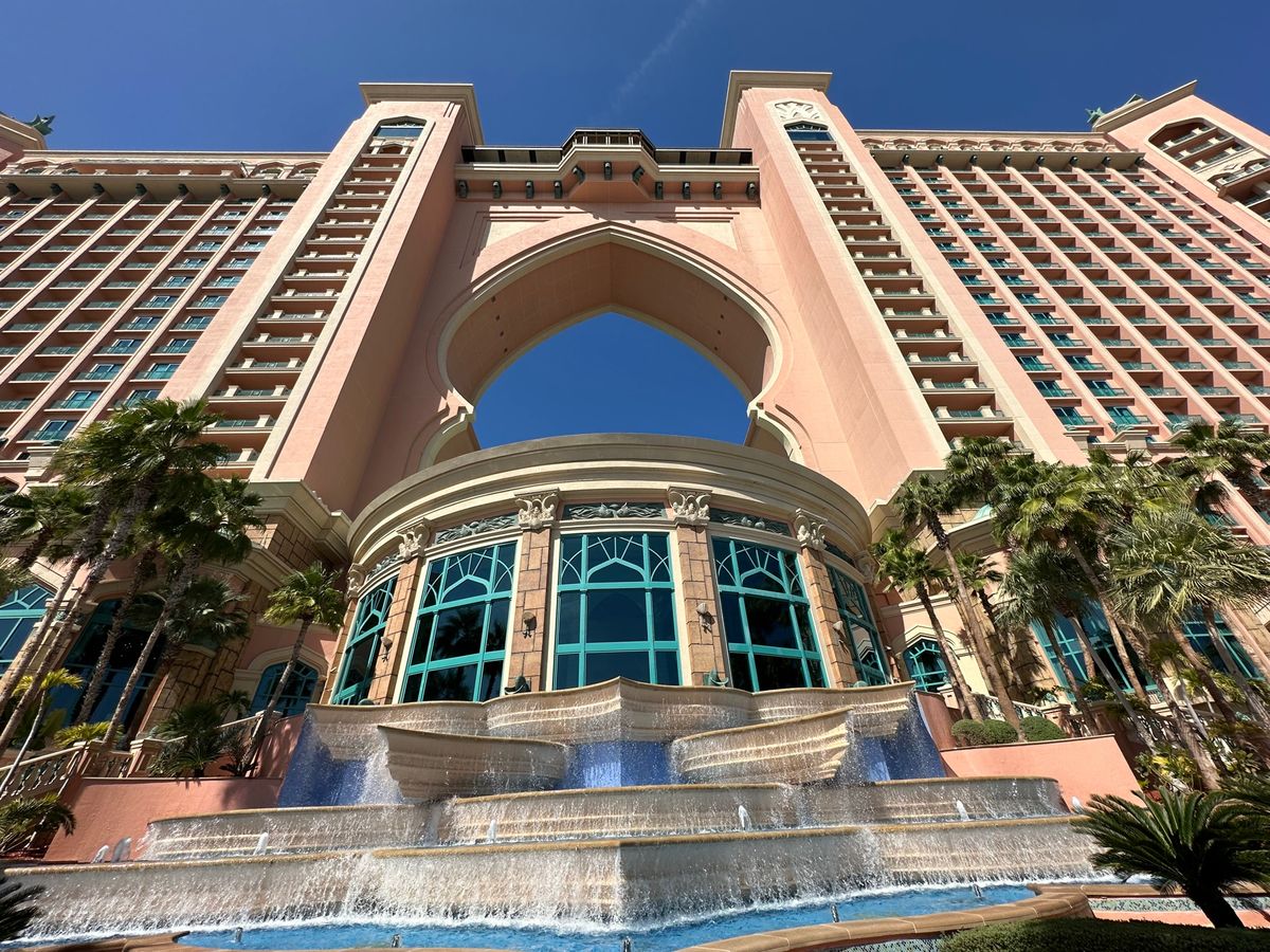 3泊目はドバイに戻り、巨大な人工島のパームジュメイラ先端にあるアトランティ...