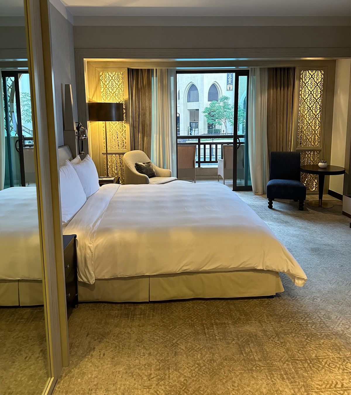 ホテル パレスダウンタウンへ
ベランダから噴水ショーを見ます