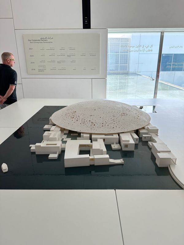 アラブ首長国連邦・ドバイ「ドバイで豪遊する旅」の写真：ルーブルアブダビへ
建物が無駄にお金がか...