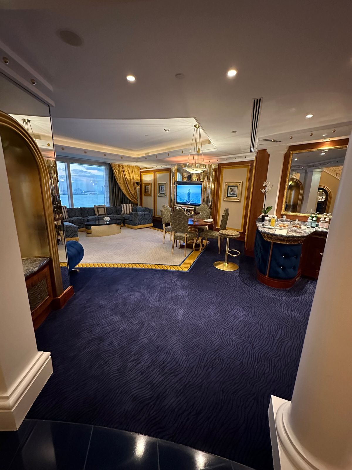 メゾネット170平米のお部屋は一人で泊まるには広すぎて無駄な感じでしたが、...