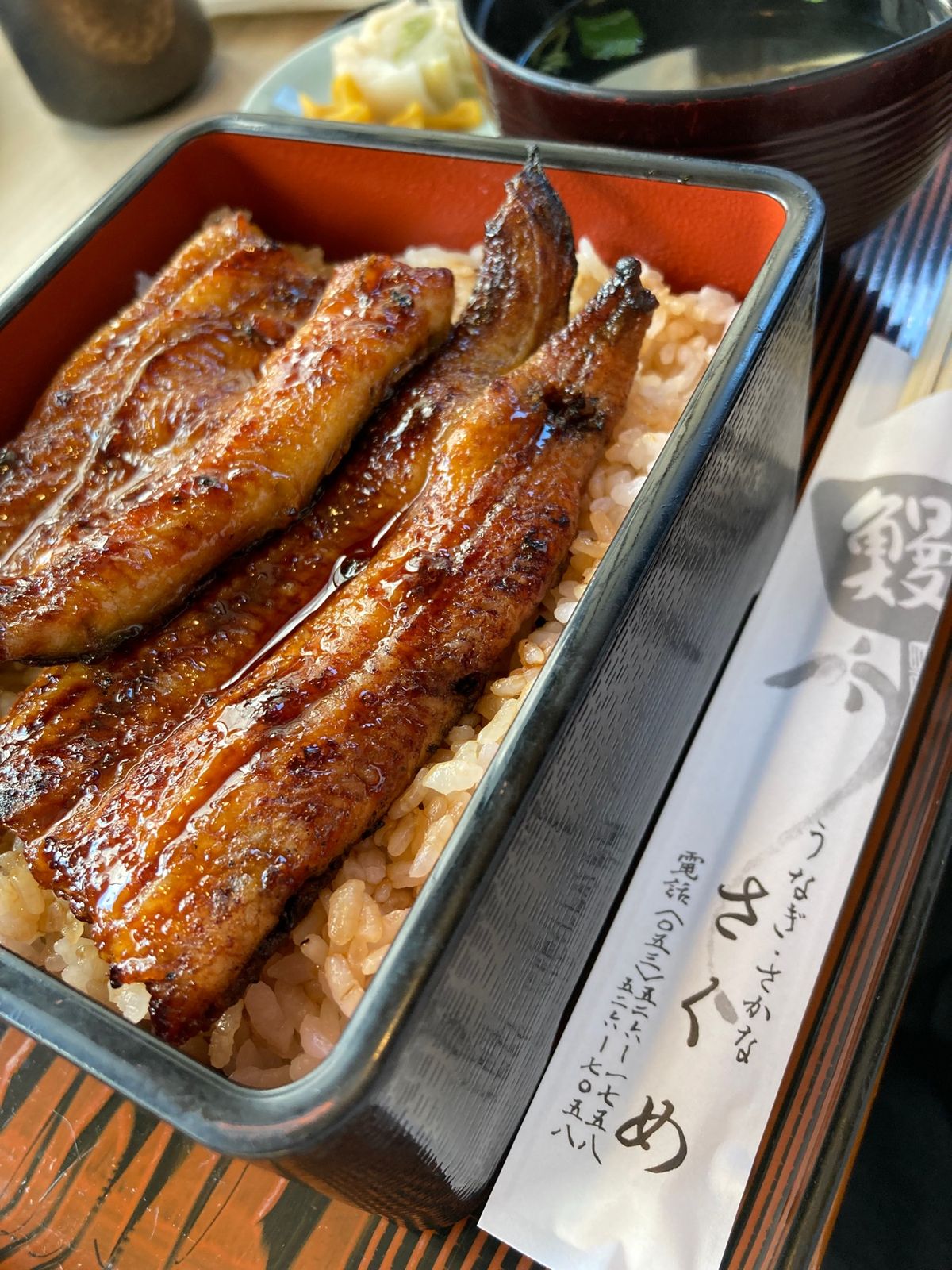 2時間待って、ようやく店内へ。
《さくめ》さんは関西風のうなぎだそうです。...