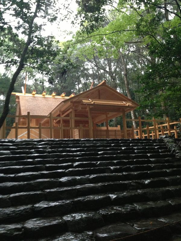 日本・三重県「台風の新婚旅行」の写真：＠伊勢神宮
20年に一度の　式年遷宮の年...