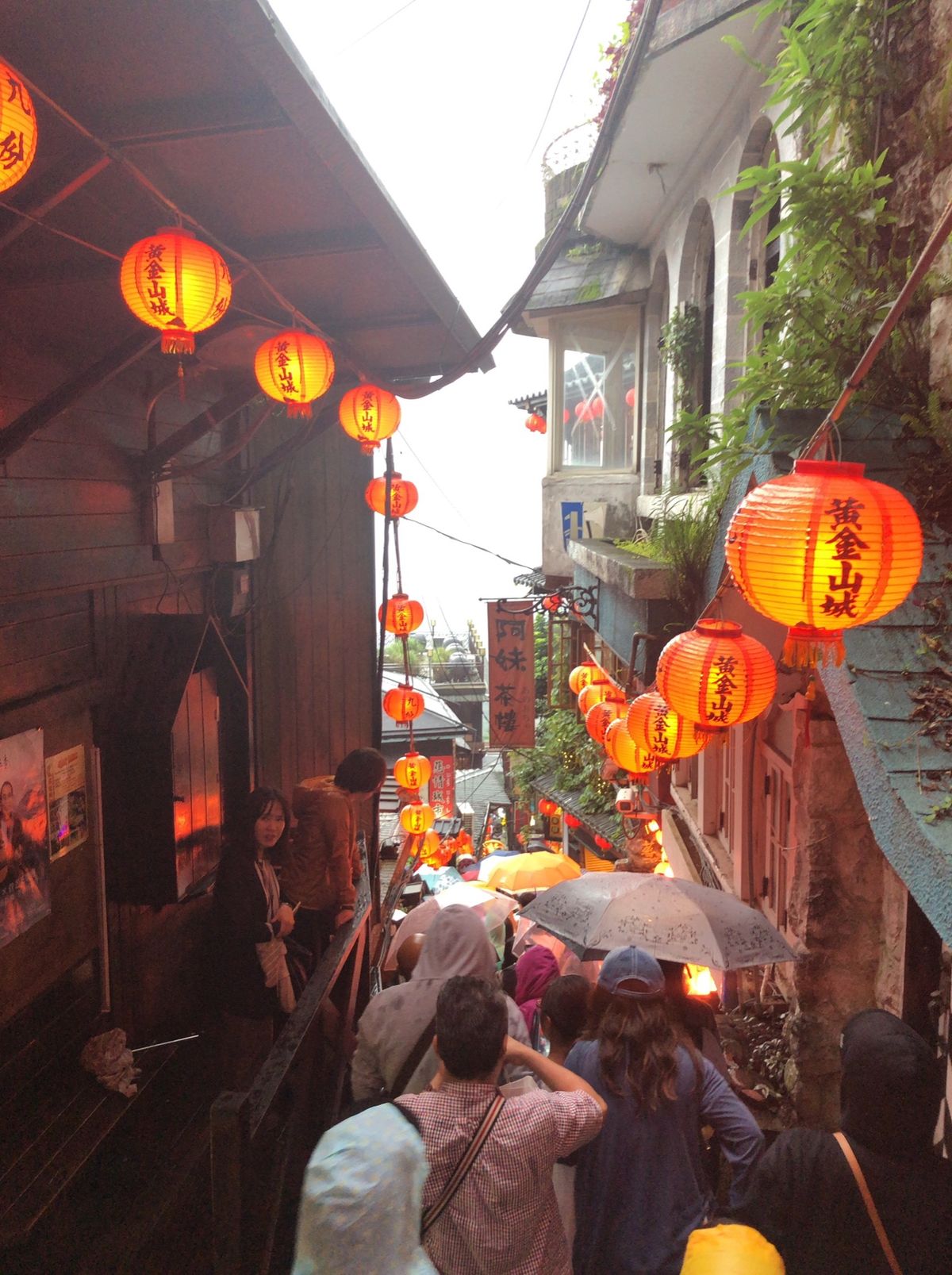 九份で飲茶。めっちゃ人が多くて身動きが取れないほどだった。