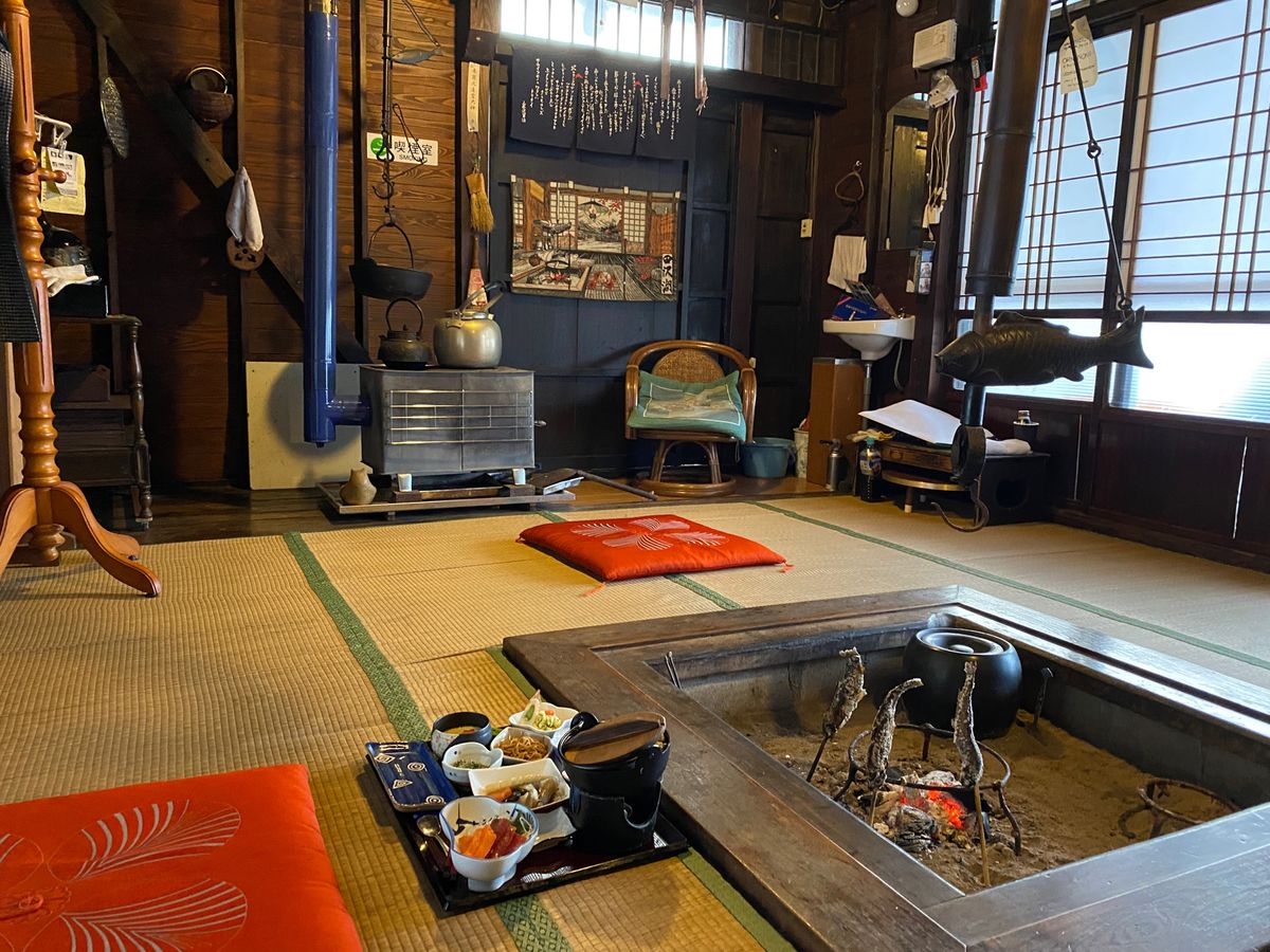 2日目の晩御飯は宿泊先で。
宿のオーナーさんご夫婦とそのご友人と一緒に頂き...