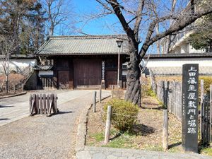 長野県上田市
●新幹線を降りると、六文銭の鎧がお出迎え！
●上田藩主の住居...