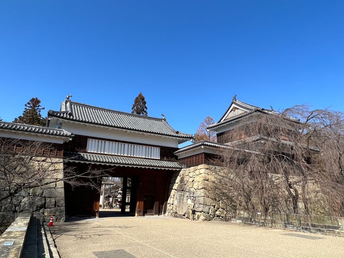 長野県上田市
●新幹線を降りると、六文銭の鎧がお出迎え！
●上田藩主の住居...