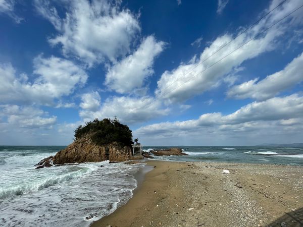 日本・島根県「萩・石見、益田市旅行」の写真：潮が引いたときだけ行ける衣毘須神社。
し...