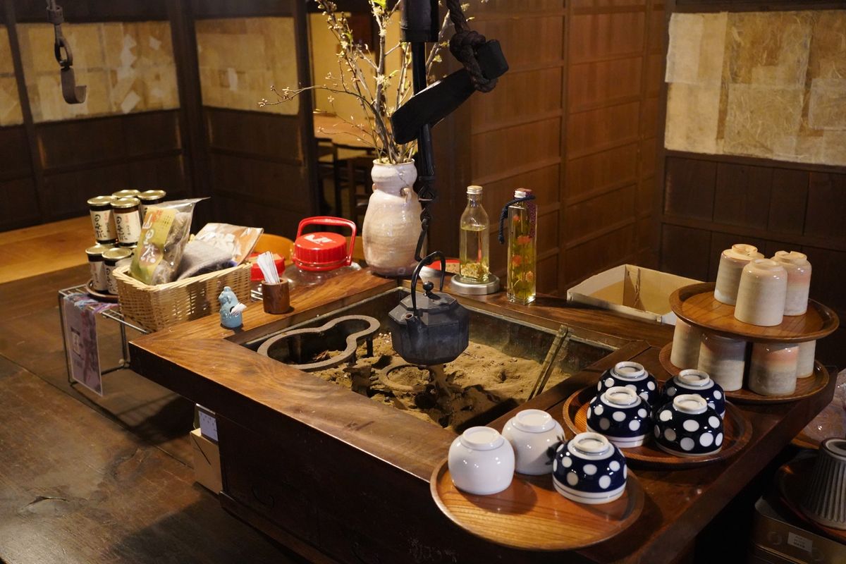 日本一行くべき居酒屋と評されたらしい「田吾作」のランチ。
外も凄いが内装か...