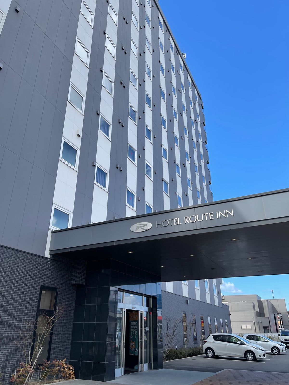 行きの飛行機、2時間の遅延で始まってしまった島根旅行！
ルートインに泊まる...