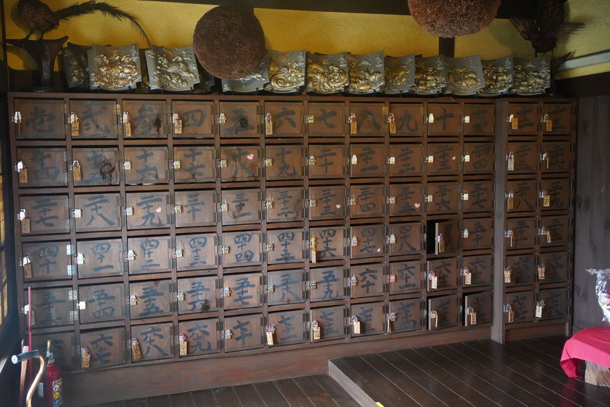 日本一行くべき居酒屋と評されたらしい「田吾作」のランチ。
外も凄いが内装か...