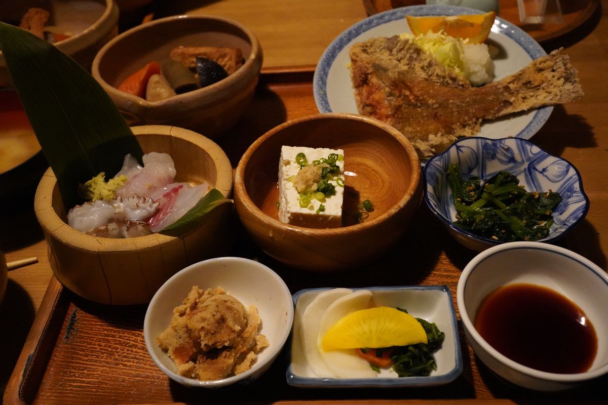 日本一行くべき居酒屋と評されたらしい「田吾作」のランチ。
外も凄いが内装か...