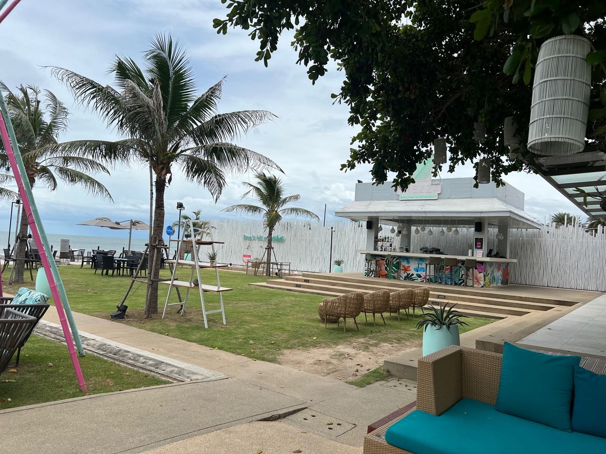 アヴァニホアヒンリゾート&ヴィラのプールアクセス　目の前のプールで泳ぐ人が...