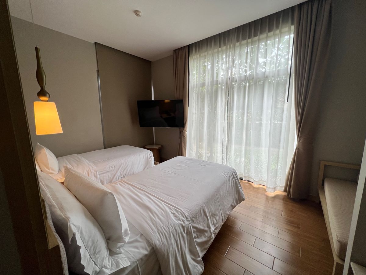 アヴァニホアヒンリゾート&ヴィラのプールアクセス　目の前のプールで泳ぐ人が...