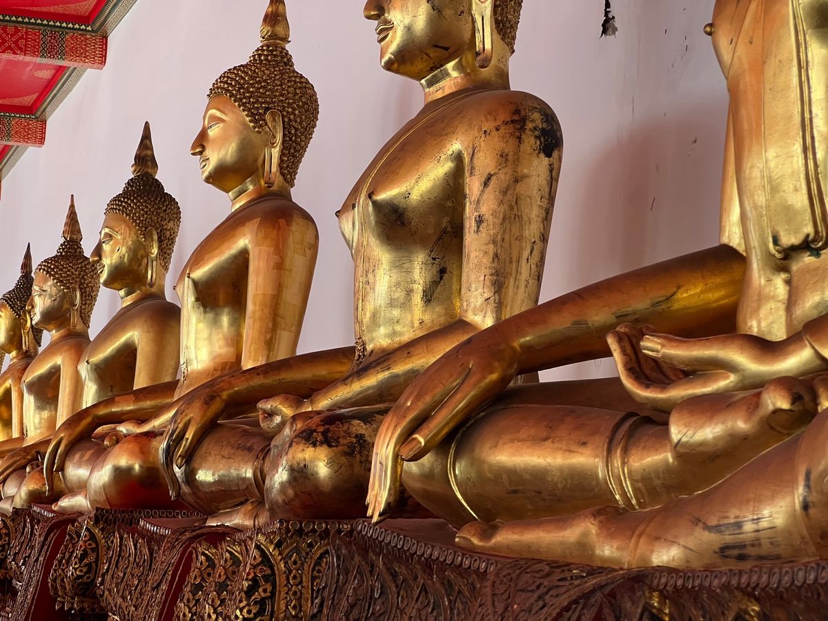 一夜明け近くの屋台で朝ご飯。その後ワット・ポー。タイご飯美味しい