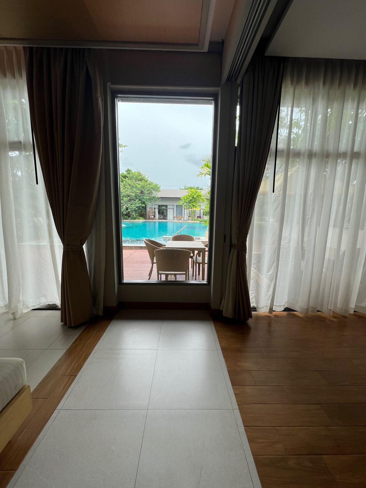 アヴァニホアヒンリゾート&ヴィラのプールアクセス　目の前のプールで泳ぐ人が...