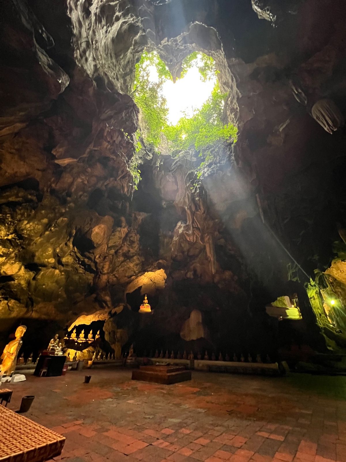 ホアヒンまで移動の途中カオルアン洞窟へ。
