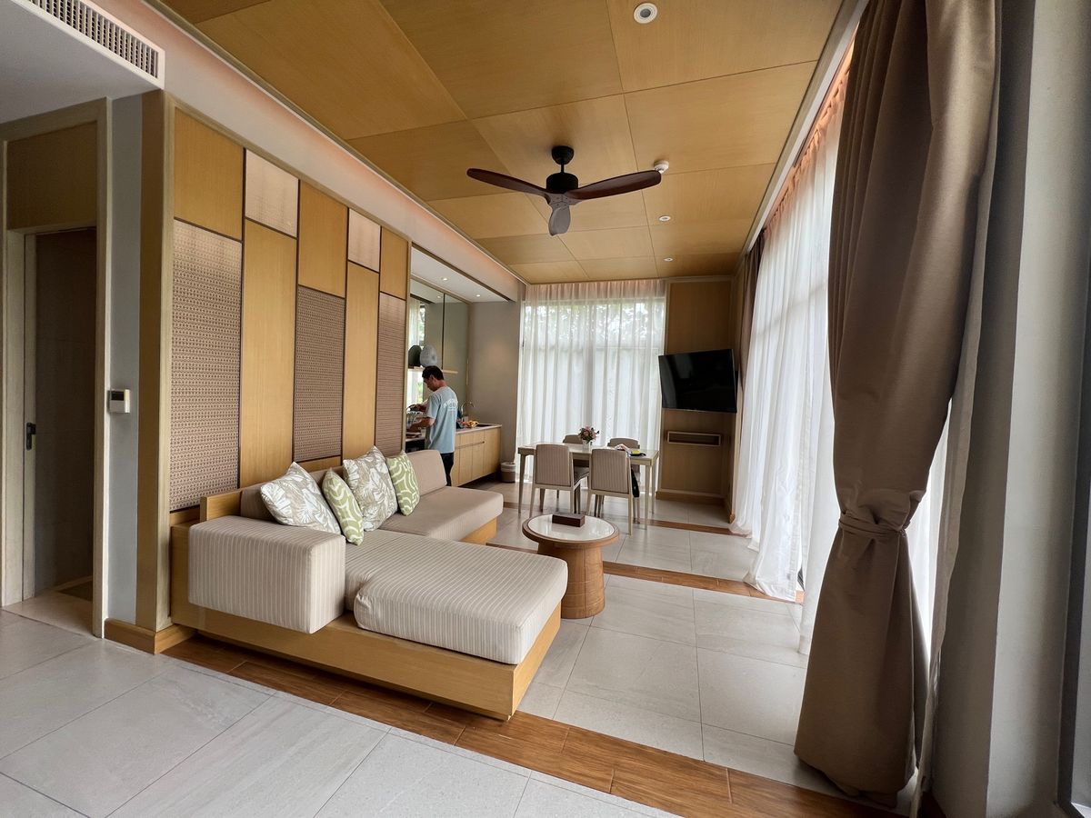 アヴァニホアヒンリゾート&ヴィラのプールアクセス　目の前のプールで泳ぐ人が...