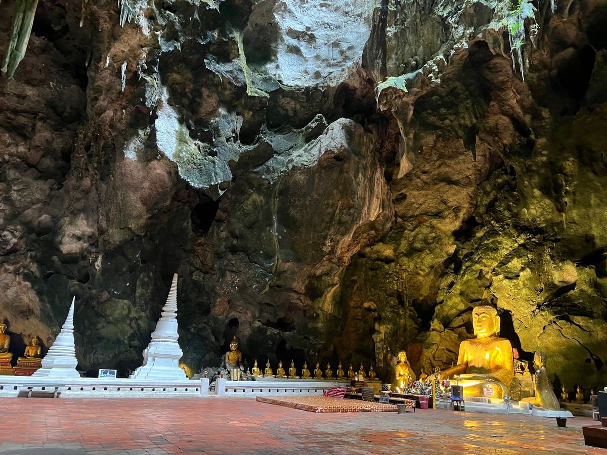 ホアヒンまで移動の途中カオルアン洞窟へ。
