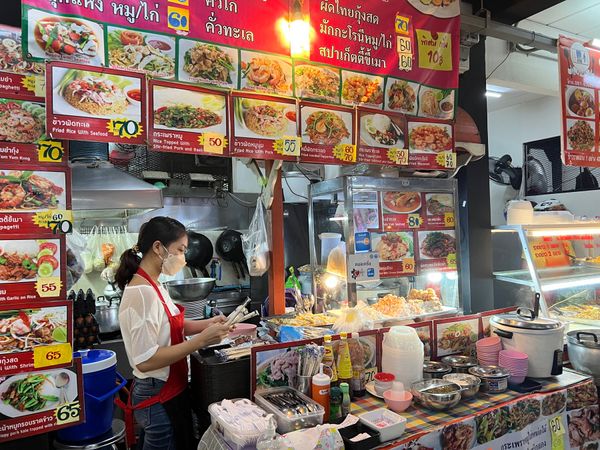 タイ・バンコク「タイ旅行」の写真：一夜明け近くの屋台で朝ご飯。その後ワット...