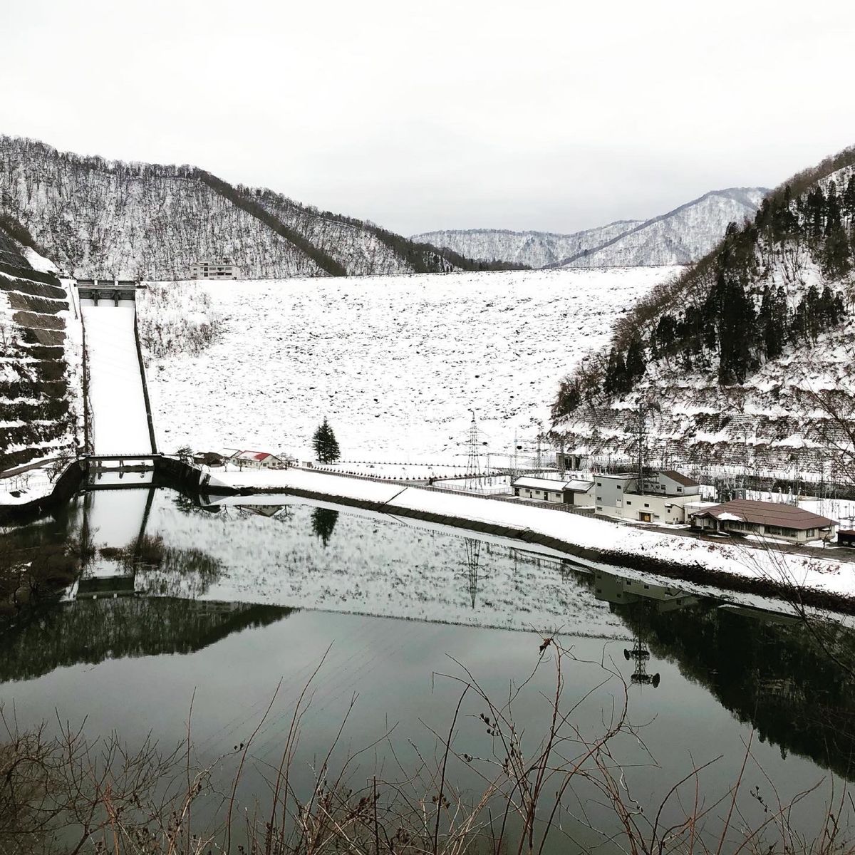 念願の九頭竜ダムに来た！

雪のロックフィルダム、美しすぎる。
ダム湖に映...