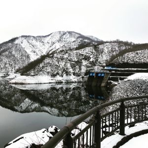 念願の九頭竜ダムに来た！

雪のロックフィルダム、美しすぎる。
ダム湖に映...