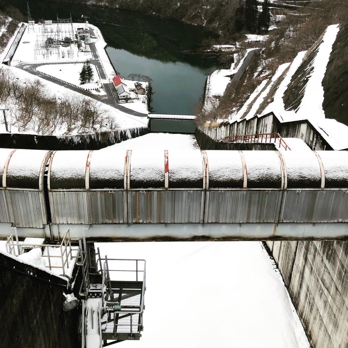 念願の九頭竜ダムに来た！

雪のロックフィルダム、美しすぎる。
ダム湖に映...